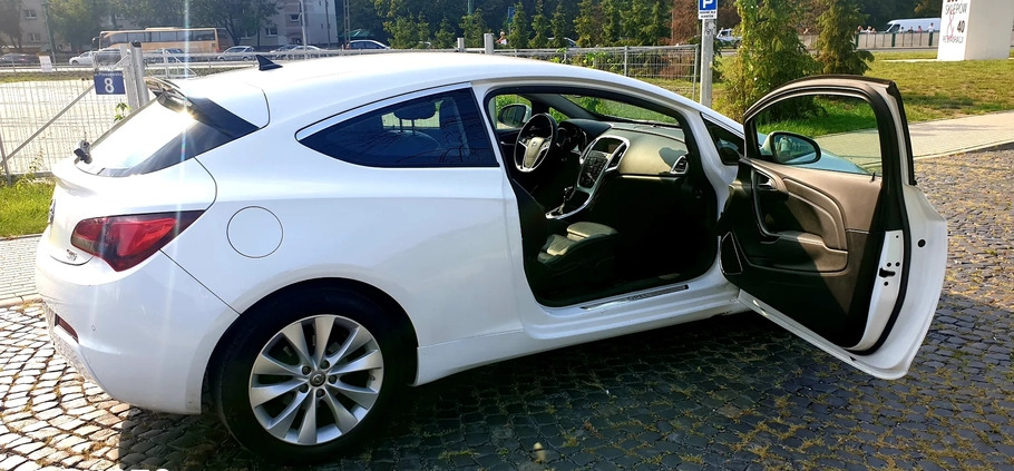 Opel Astra cena 29900 przebieg: 201000, rok produkcji 2014 z Poznań małe 92